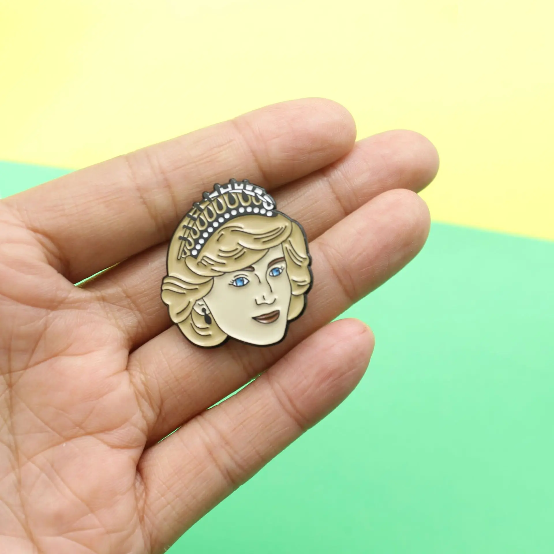 

Ins Commemorative Badge Princess Diana Avatar Cartoon Character Elizabeth Brooch Fashion Queen Avatar Badge Accessories