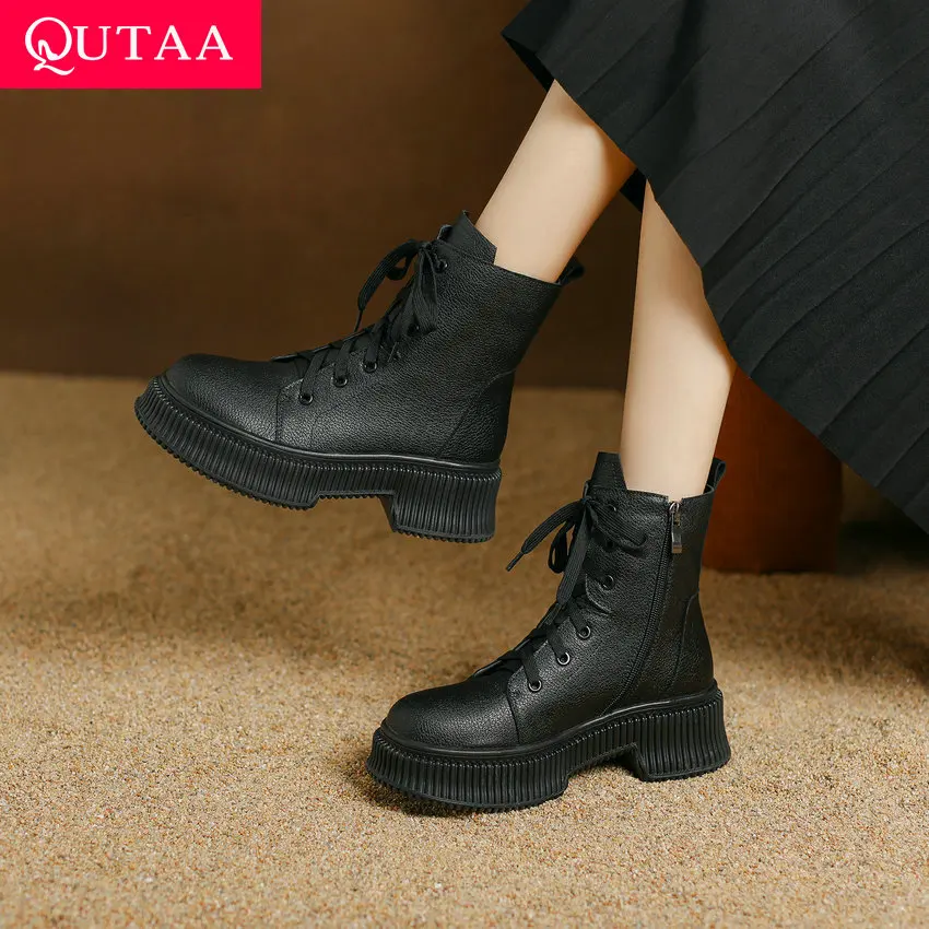 

QUTAA/2024 г. Дамские короткие сапоги, осенне-зимняя обувь из натуральной кожи на толстом среднем каблуке и платформе со шнуровкой женские ботильоны размеры 34-39