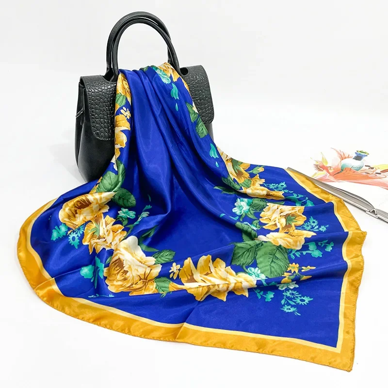 Женская атласная шаль с принтом розы размер 90*90 см