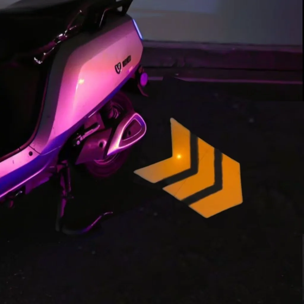 

2 шт. мотоциклетный указатель поворота, светодиодный проекционный светильник, электрический автомобиль, уличная модификация, приветственное украшение, лазерный свет для предотвращения столкновений