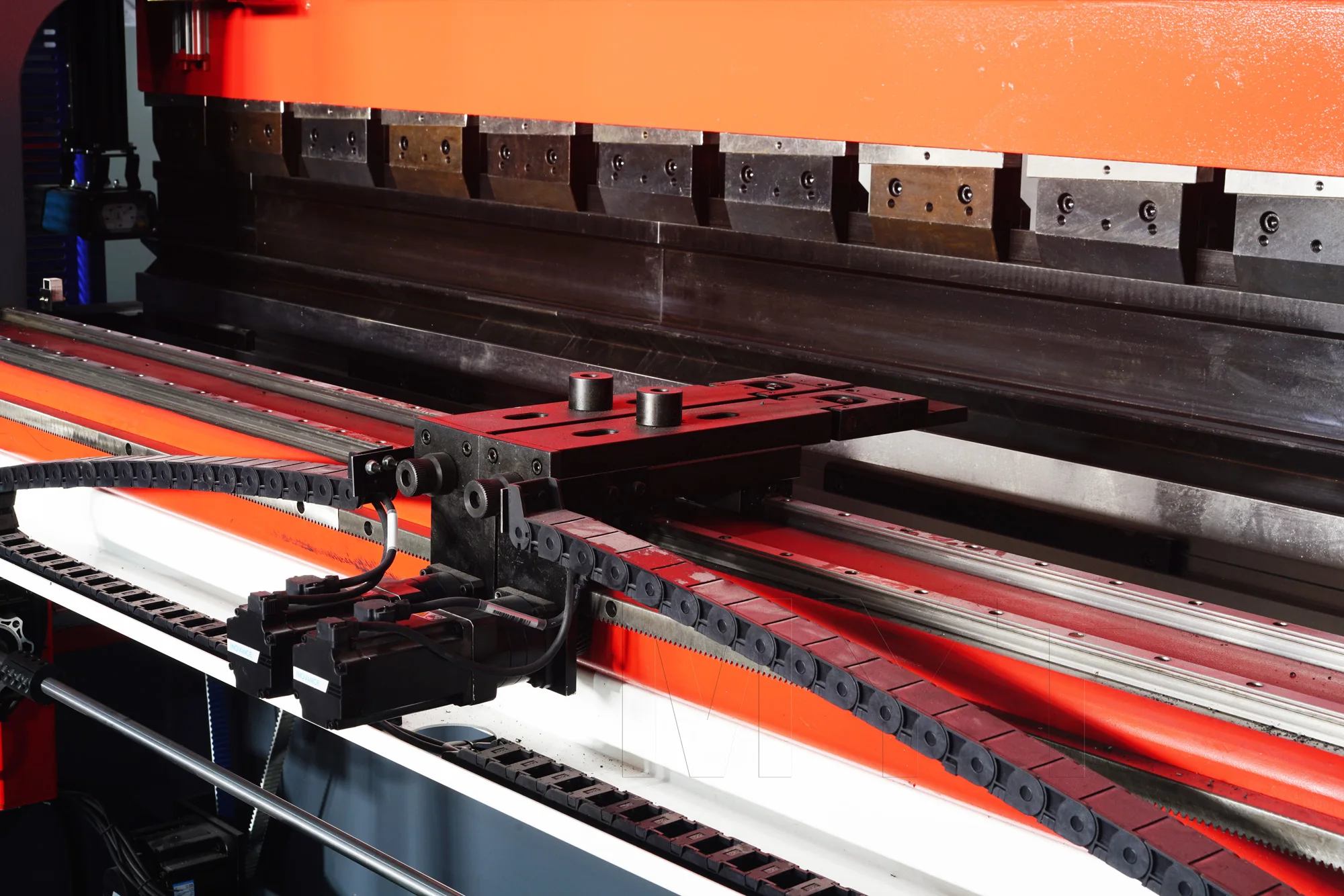 Гибридный гидравлический персрем Prijs с сенсорным экраном Delem Da 66T