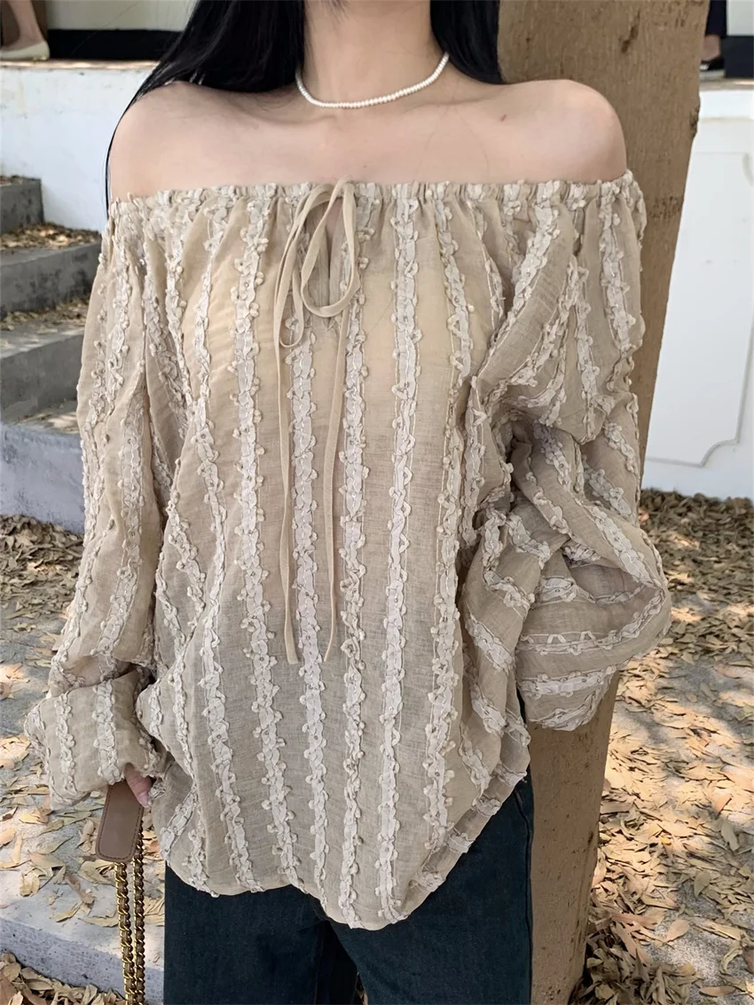 Женская блузка с рукавами-фонариками открытыми плечами