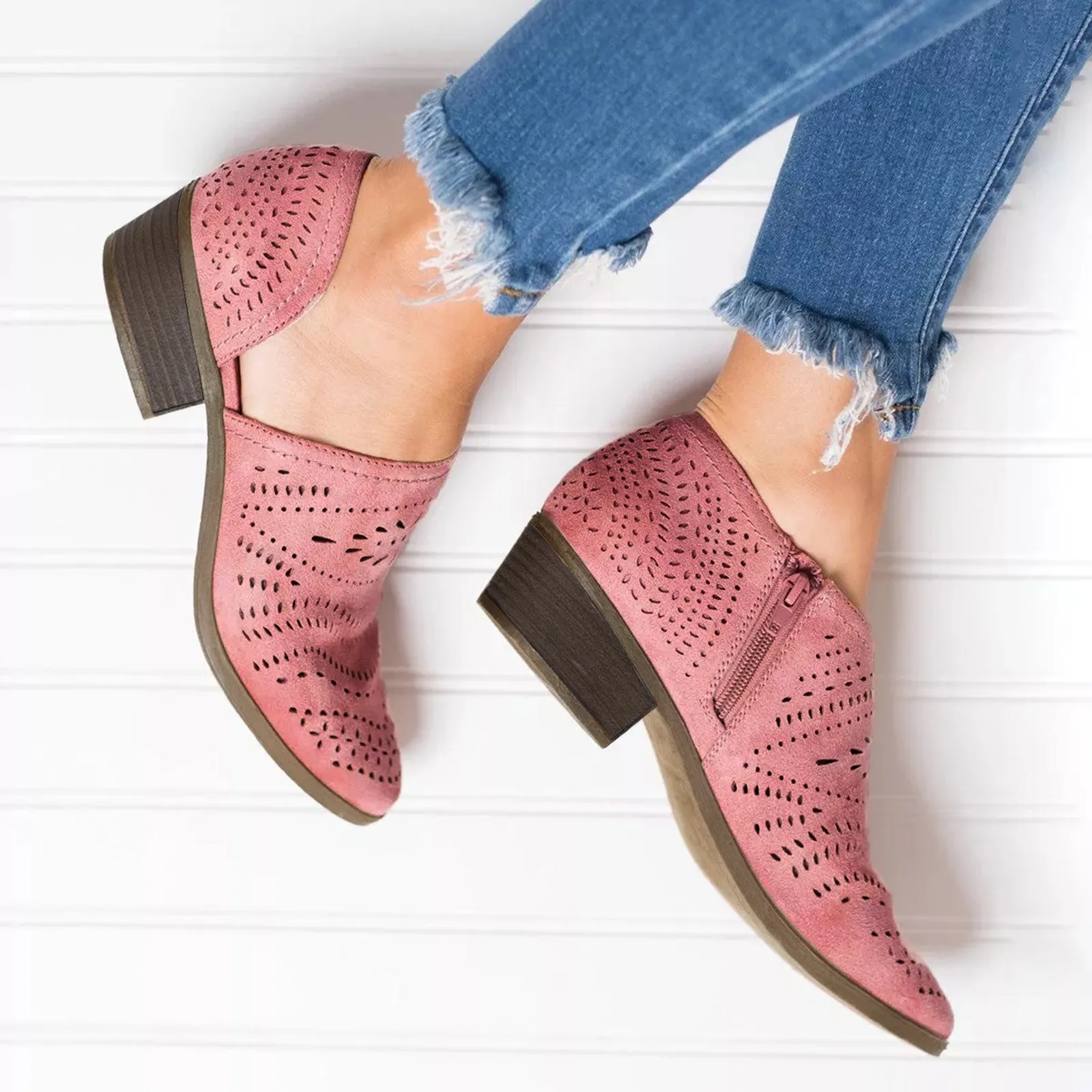 

2022 Women Fretwork Shoes Women Spring Autumn Low Chunky Heel Pointed Side Zip Pumps Short Ankle Sandals Hollow Out Retro Shoes