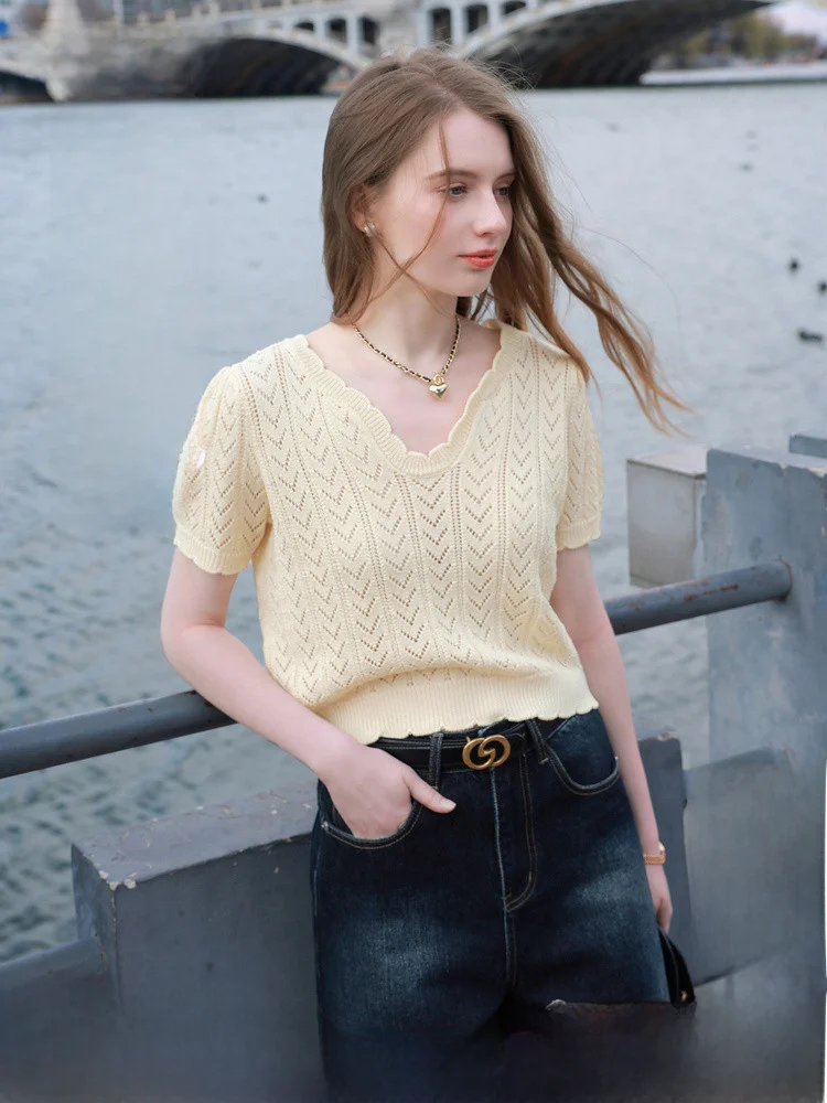 Трикотажная рубашка с коротким рукавом V-образным вырезом и пышными рукавами