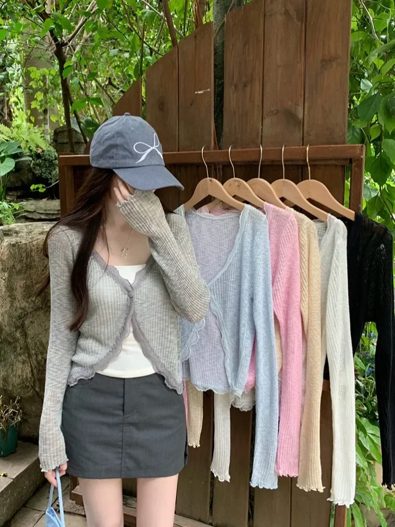 Новый кружевной короткий топ с длинными рукавами и украшением на одной пуговице