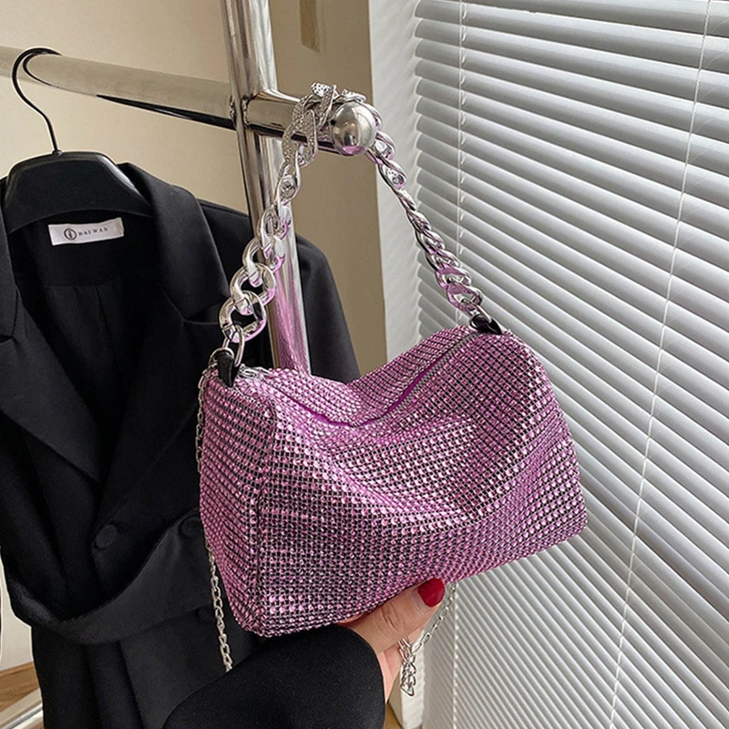 

Женская сумка через плечо, с цепочкой