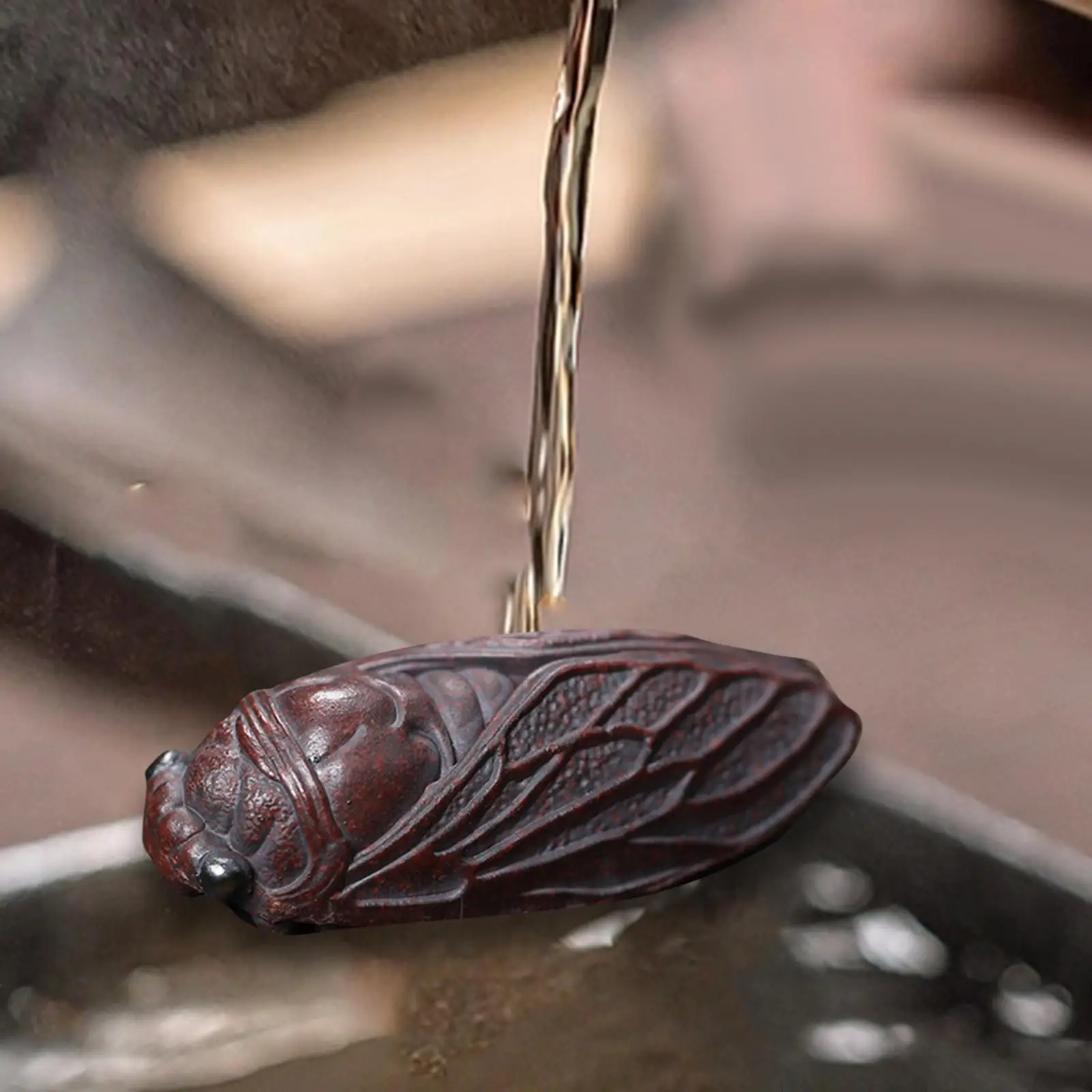 

Статуэтка цикады из фиолетовой глины