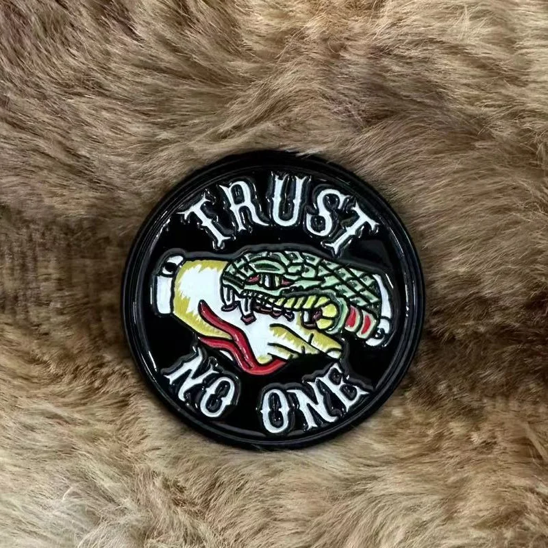 Фото Брошь «Trust No One» с философической цитатой, значок «Укус крокодила», сумка для одежды, аксессуары, подарок для студента №2