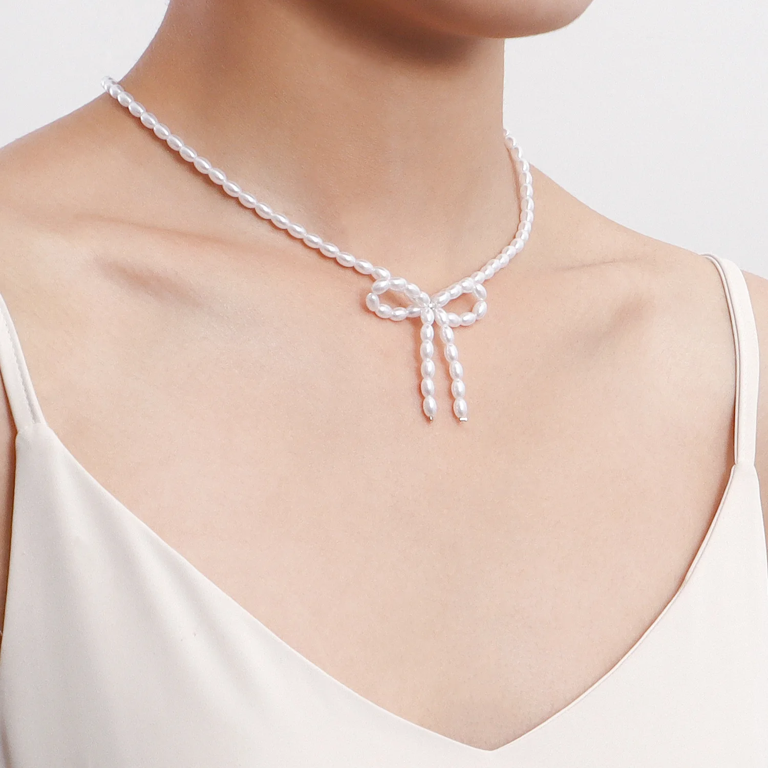 

Женское ожерелье с кулоном в виде банта, белое овальное ожерелье с имитацией жемчуга, цепочка до ключиц и бусинами, модные ювелирные украшен...
