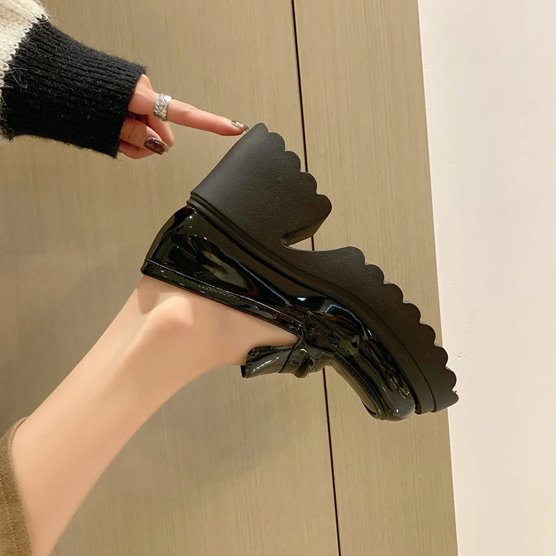 Черные маленькие кожаные туфли на высоком каблуке. Женские весенне-осенние