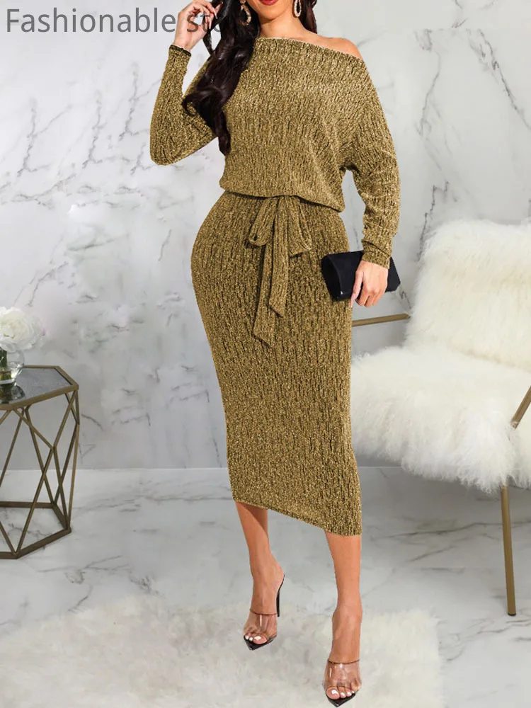 

Яркое шелковое облегающее платье миди с асимметричным воротником и длинным рукавом