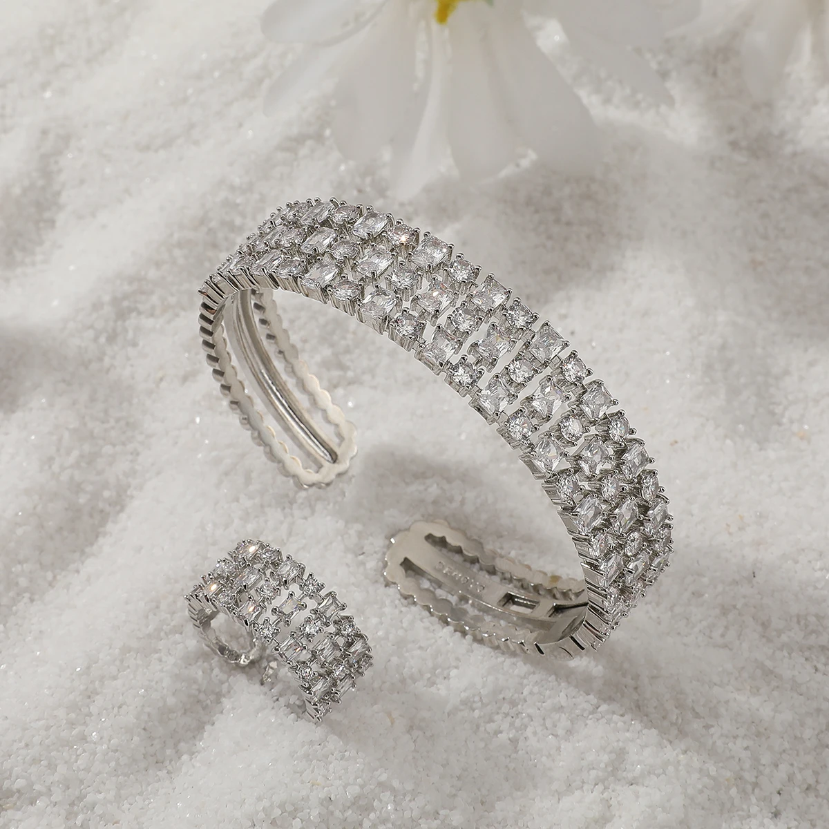 Модный циркониевый браслет и кольцо с геометрической перфорацией