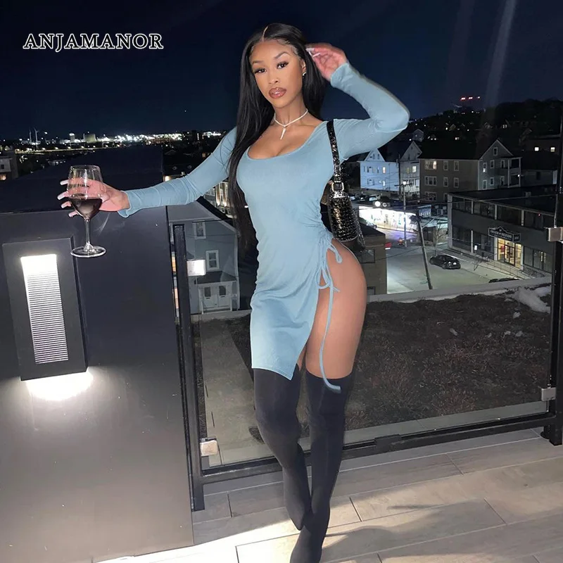 

Женское облегающее мини-платье с высоким разрезом и шнуровкой