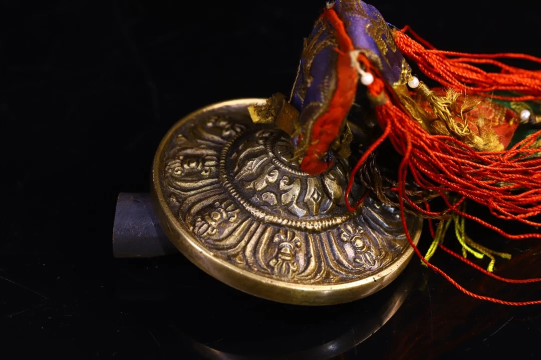

3"Tibet Temple Collection Old Bronze Vajra Floral texture Bell Pendant Horn Prayer flag Amulet Dharma Worship Hall Town house