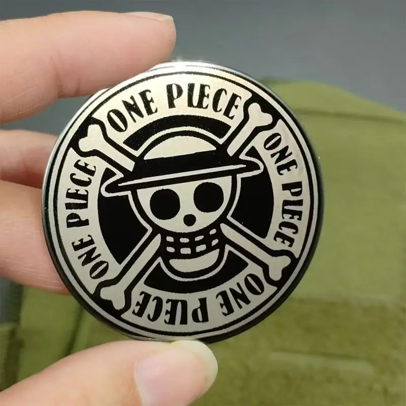 Фото Значок-наклейка на липучке с черепом по мотивам аниме One Piece, креативный мультяшный металлический значок с текстурой, украшение для уличного рюкзака, моральный значок, подарок №4