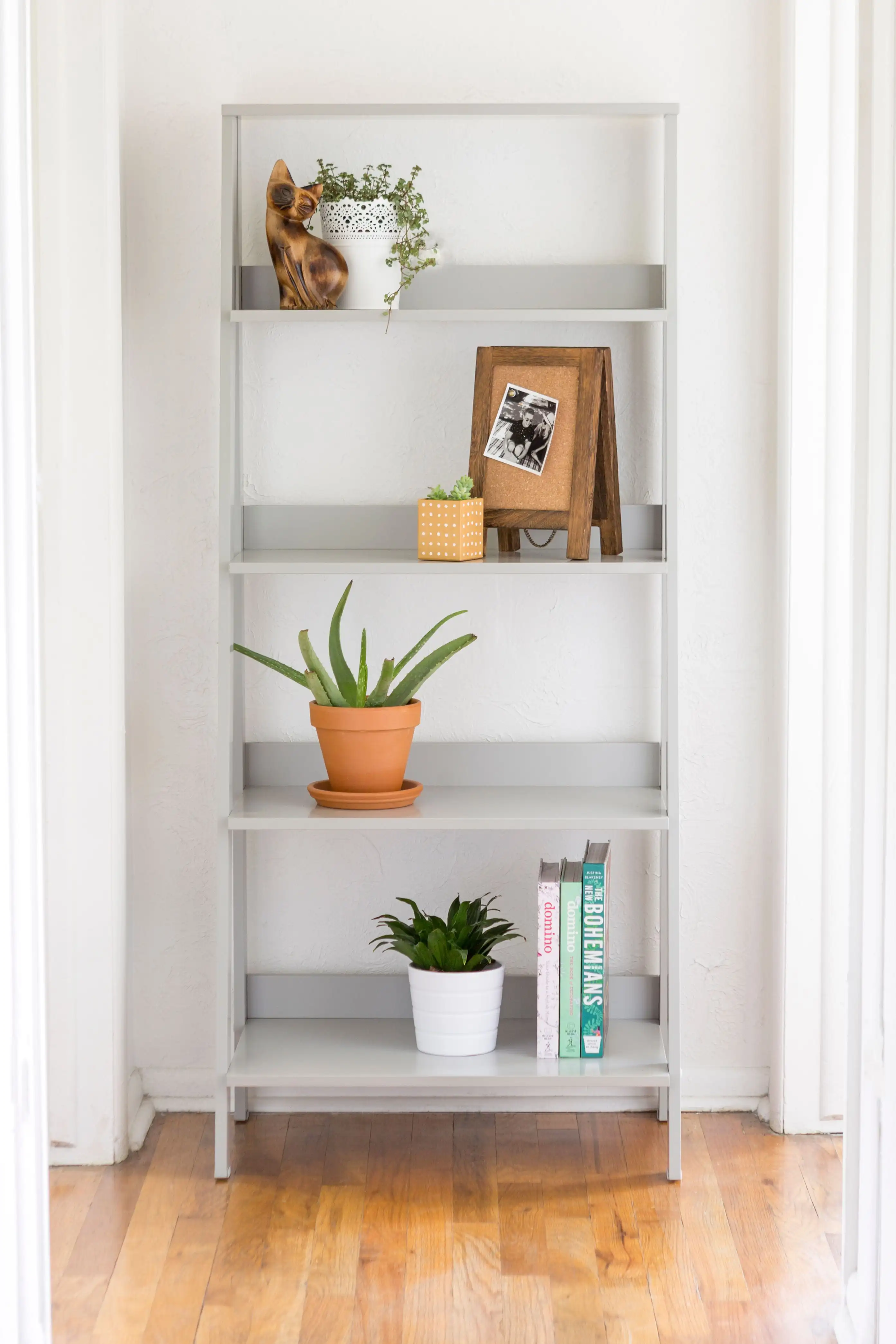 

Книжный шкаф с 4 полками и деревянной лестницей, серый цвет
