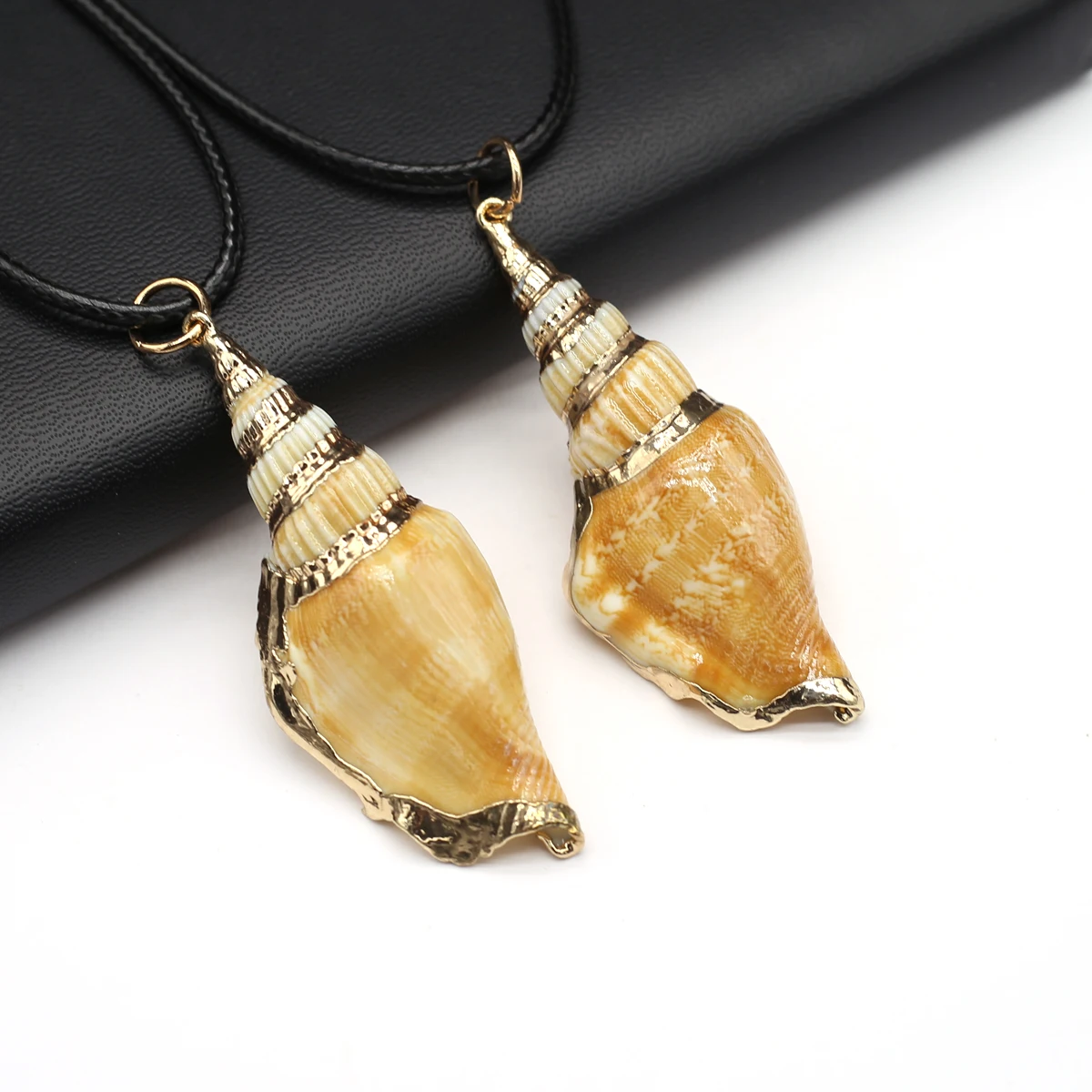 Natural Stripe Shell Pendant Necklace Conch Shape Natural Yellow Shell Necklace for DIY Jewerly Party Gift 20x50-25x60mm