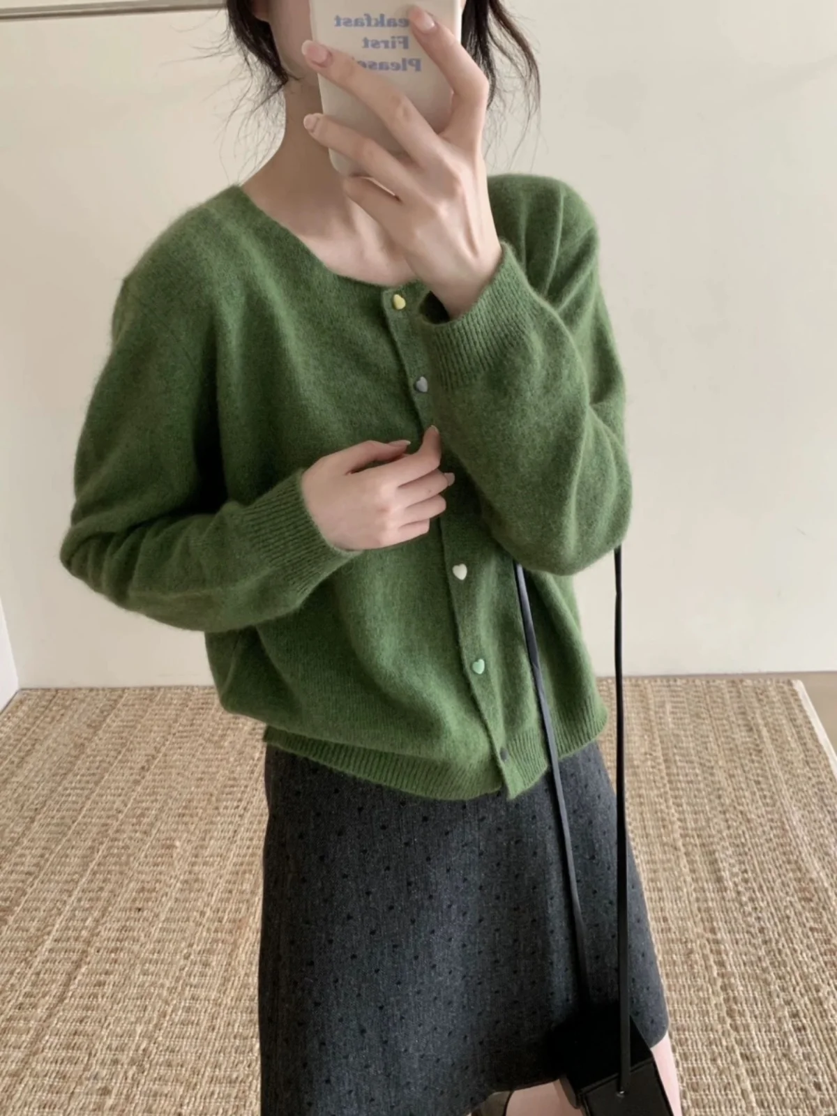 Тонкий вязаный кардиган с красочными пуговицами в форме сердца новинка 2023 года