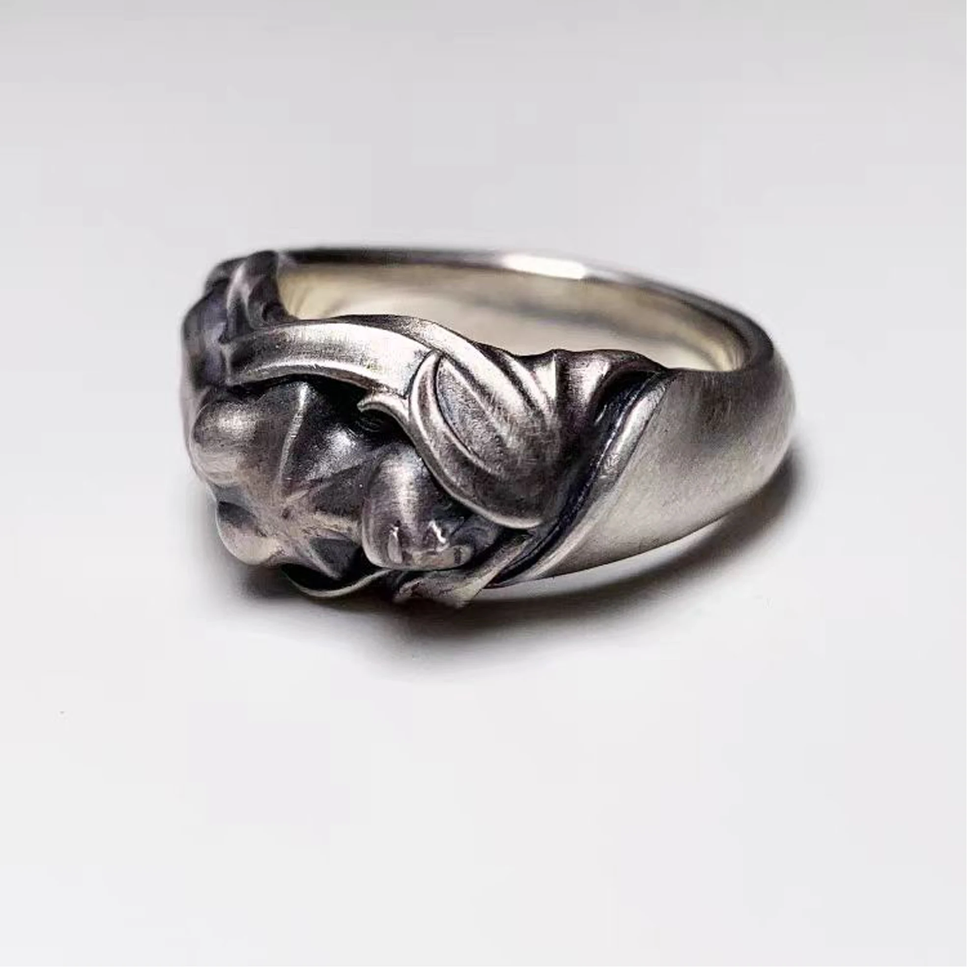 Женское кольцо из серебра 925 пробы с изображением персонажа