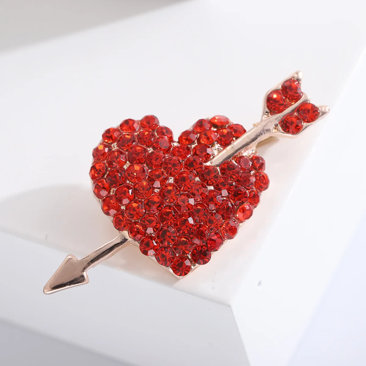 

Shiny Rhinestone An Arrow Through The Heart Brooches For Women Crystal Love Heart Brooch Pin Party Lovers Luxury Jewelry Gifts