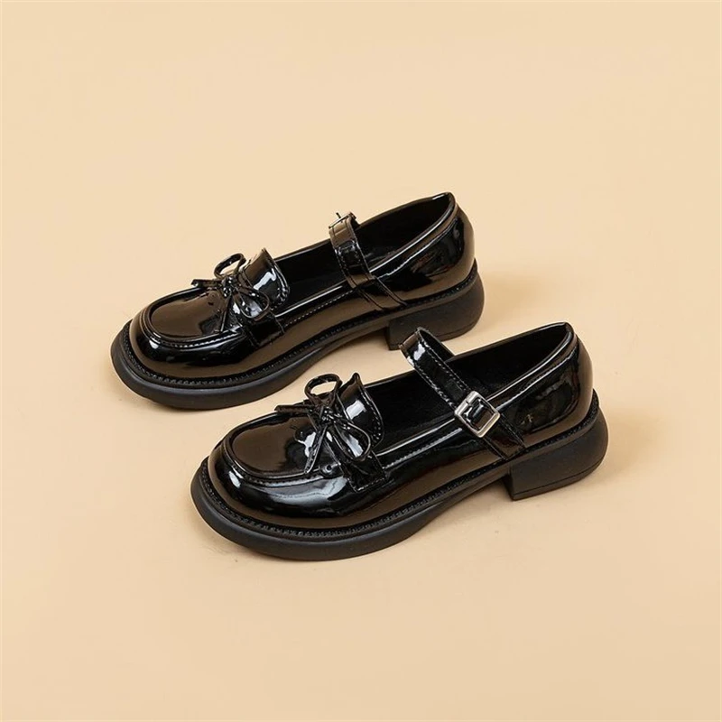 Женские туфли из ПУ кожи с круглым носком на застежке