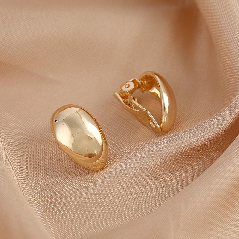 Must Have Golden Vintage Oval Glossy Metal Minimalist Clip on Earrings Non Piercing Cute Ear Clips for Women Party Jewelry Gifts