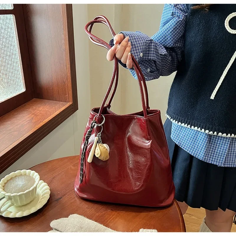 Усовершенствованная и красивая женская большая сумка вместимость 2024 новая через