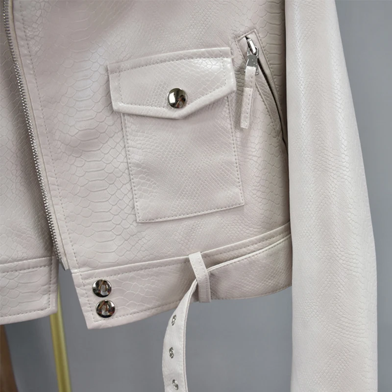 Женская Весенняя куртка из искусственной кожи со змеиным принтом и заклепками |