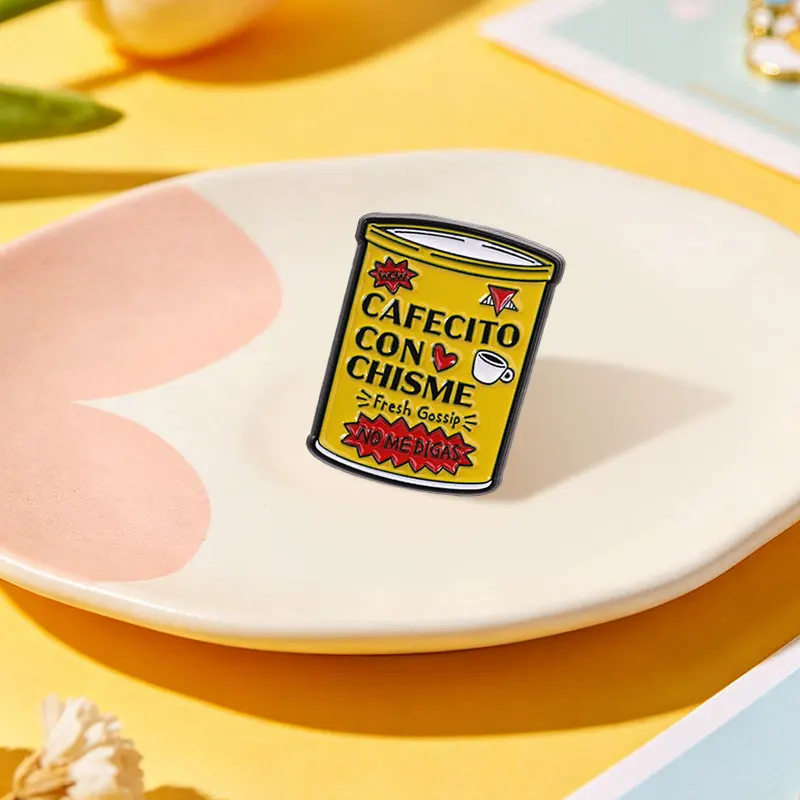 Фото Забавная эмалевая брошь/значок «Cafecito Con Chisme» с испанской и латинской культурной тематикой, кофе, шутки, текстом «Не говори мне, брат» для одежды №2