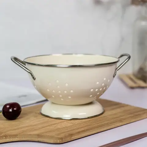 Металлический дуршлаг для фруктов