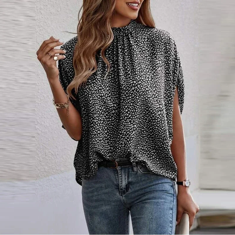 Женская блузка с коротким рукавом круглым вырезом и принтом