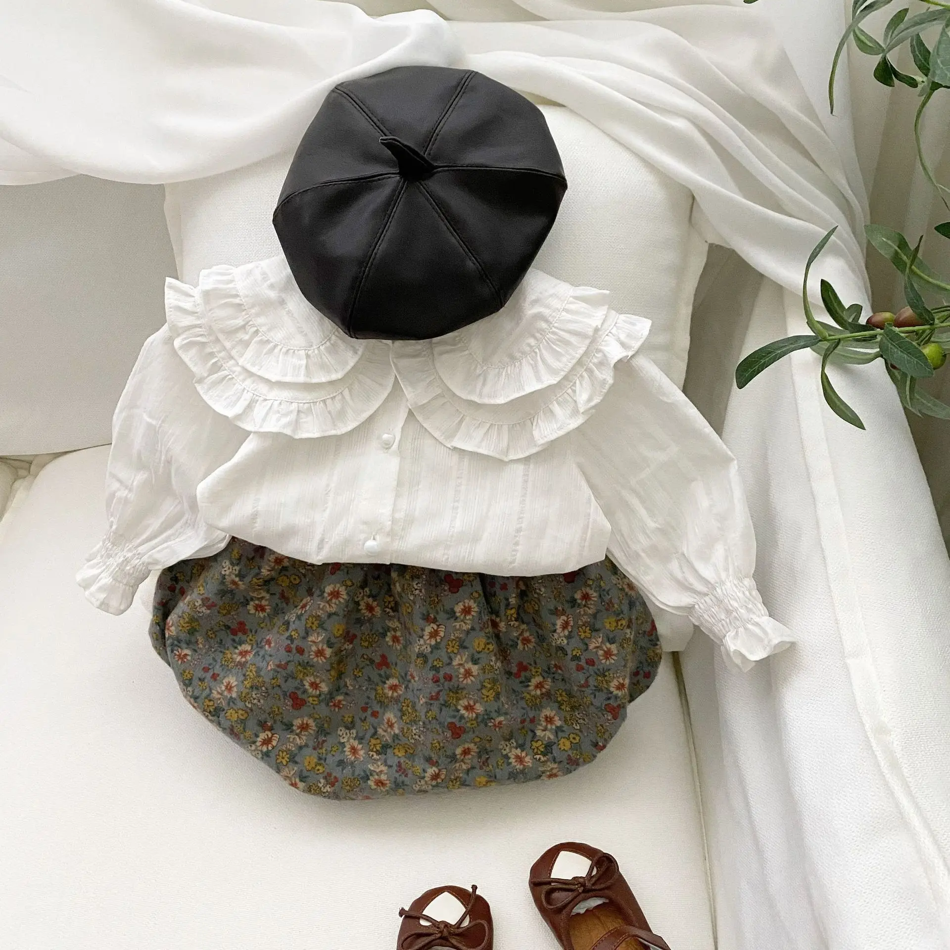 

Цветочный костюм для маленьких девочек, Корейская Новинка, милая Одежда для девочек из двух предметов, белая рубашка с кружевным воротником...