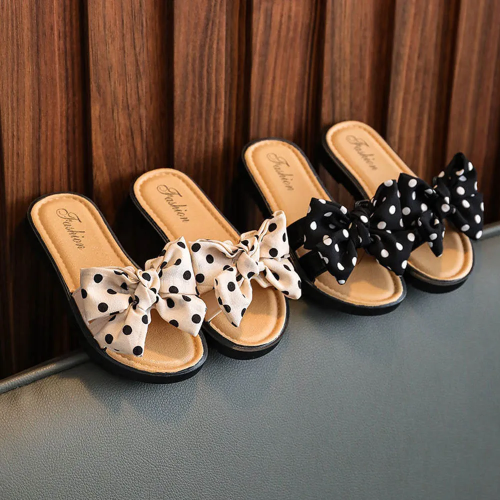 

Menoea для девушек шлепанцы Летняя детская одежда для девочек в горошек с кружевом, на шнуровке сандалии с бантиком на каждый день Стиль; Мягкие домашние тапочки; Модная футболка для маленьких девочек; Одежда для девочек;