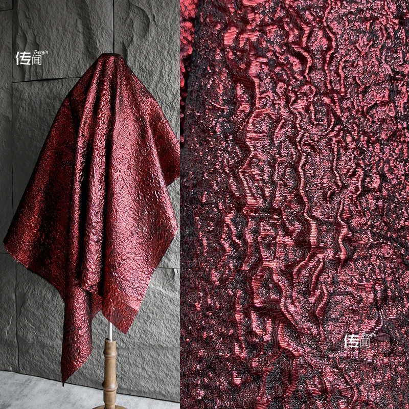 

Жаккардовая текстурная ткань темно-красная Ретро плиссированная внешняя одежда дизайнерская ткань Сделай Сам шитье по метрам полиэстер материал