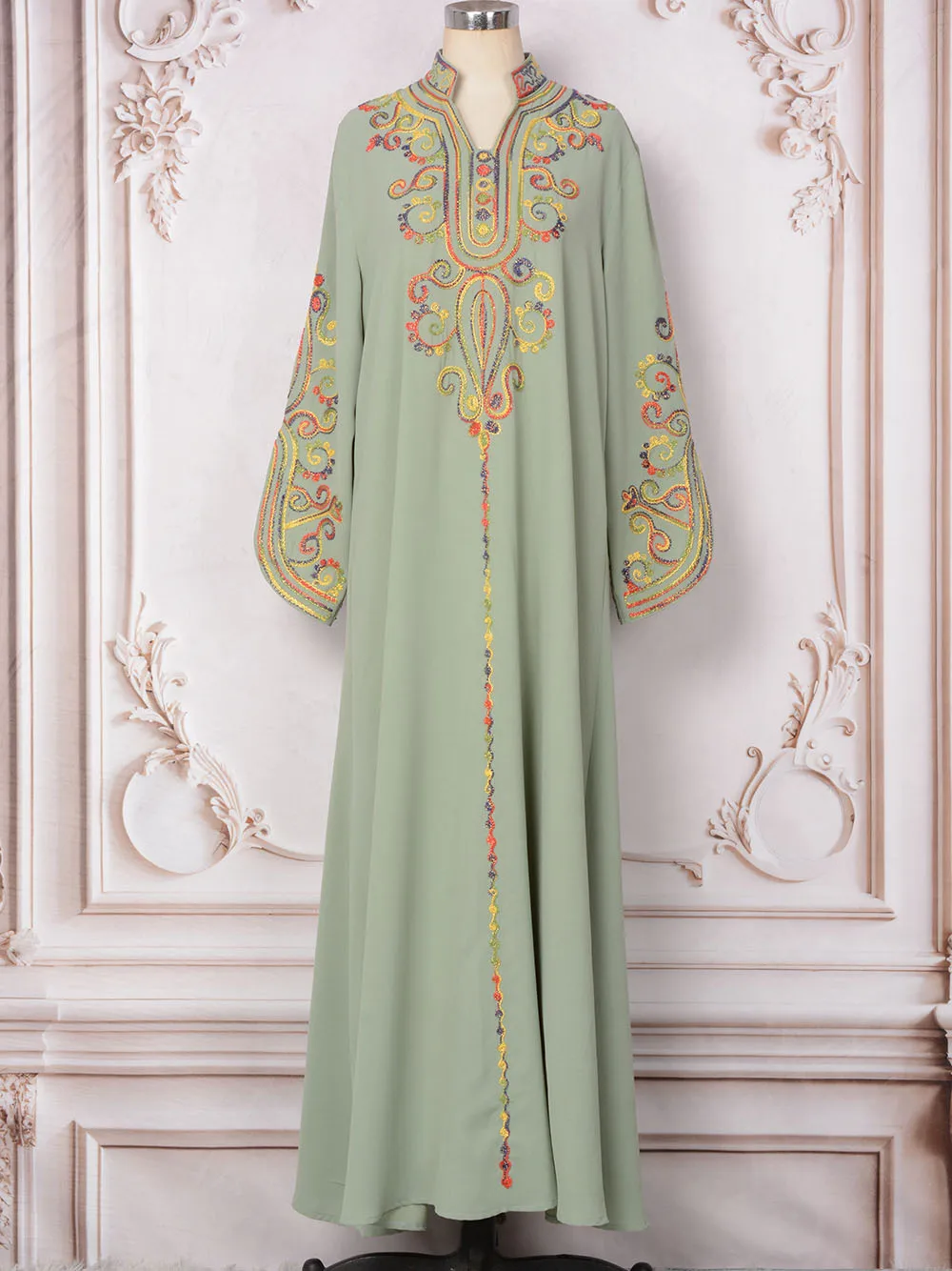 Женское платье с вышивкой разные цвета