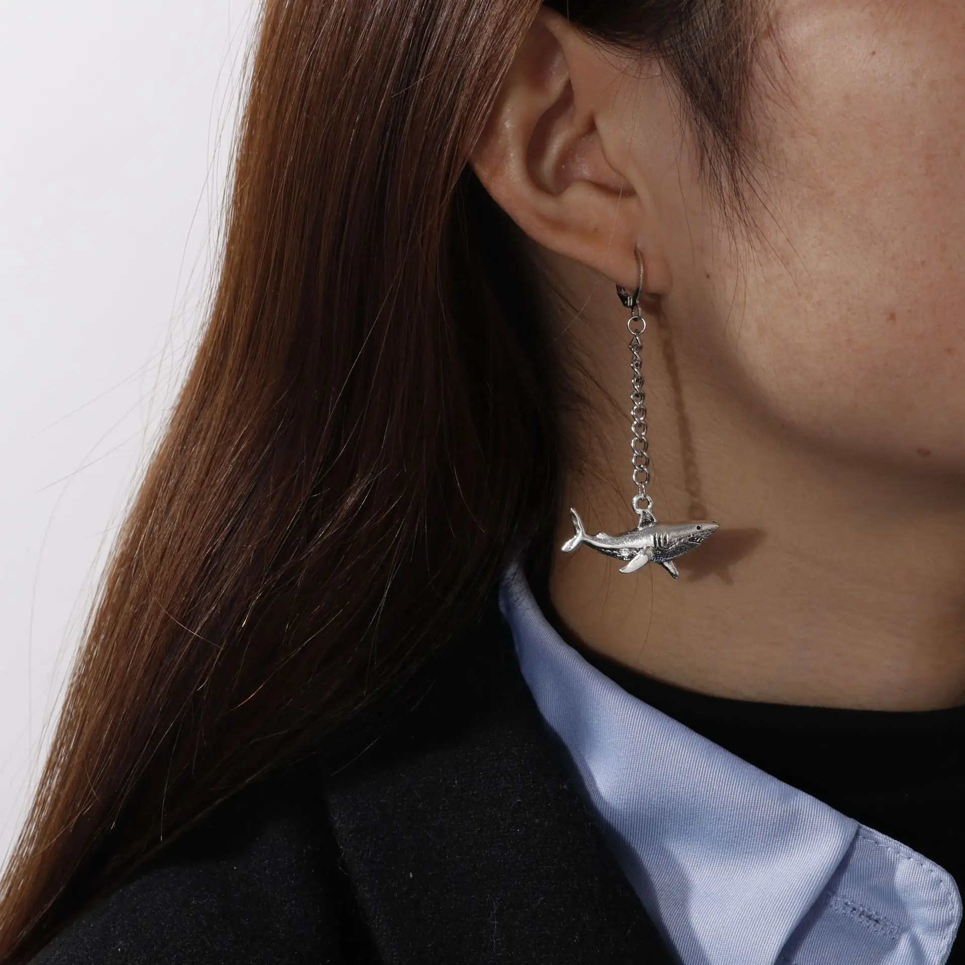 Женские серьги-подвески серебряного цвета в виде акулы