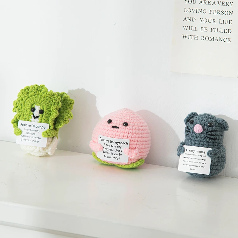 Положительная вязаная крючком энергетическая кукла с фруктами и овощами декор