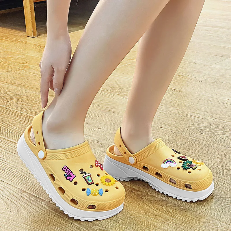 

2022 New Summer Women's Sandals Fashion Trend Thick Bottom Two-color Hole Shoes Soft Bottom Comfortable Breathable Beach Shoes