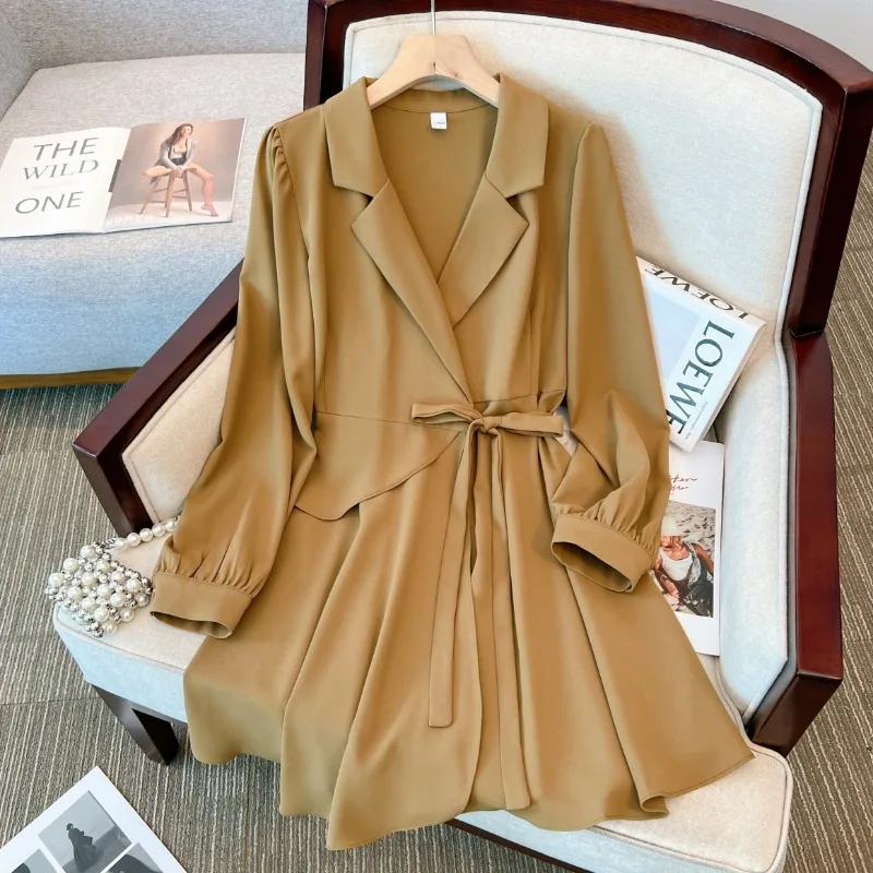 Осеннее облегающее платье больших размеров с лацканами на плечах и шнуровкой