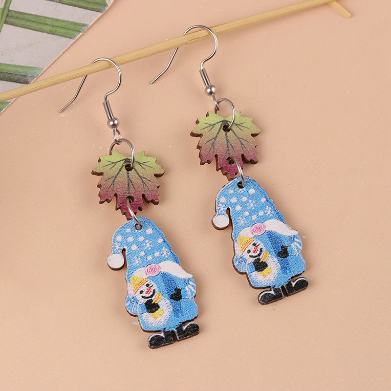 Серьги-подвески женские деревянные в виде кленового листа