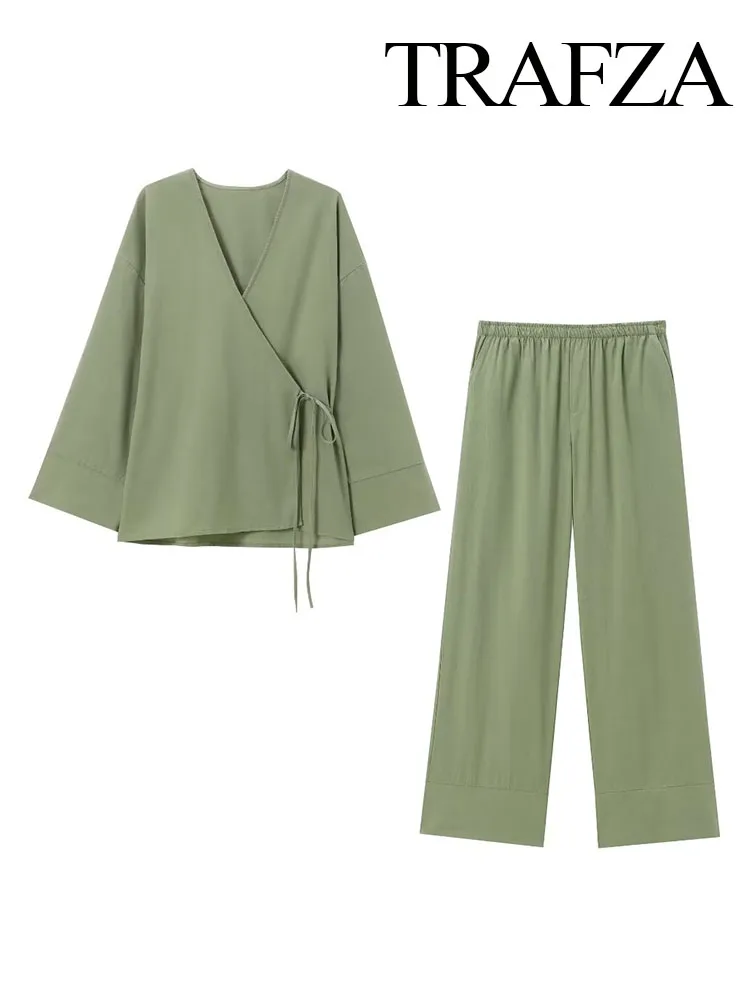 Женский комплект из блузки и брюк с V-образным вырезом