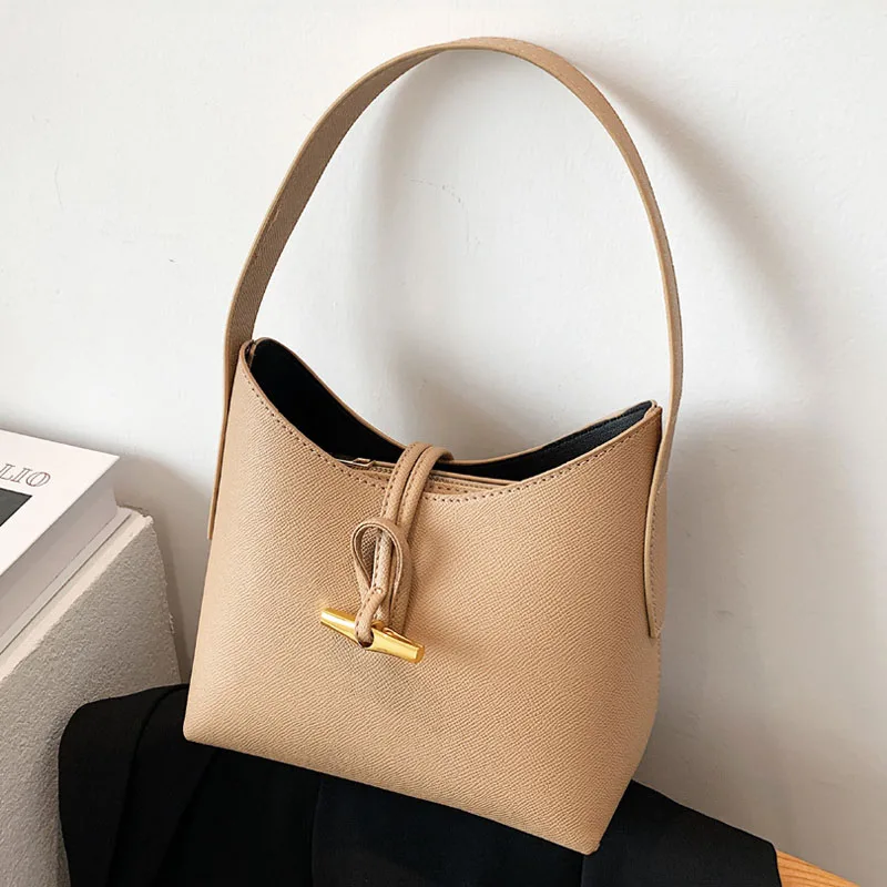 

Летняя новая брендовая сумка на плечо для женщин, элегантная роскошная дизайнерская женская сумка, тренд 2022, модные однотонные женские сумк...