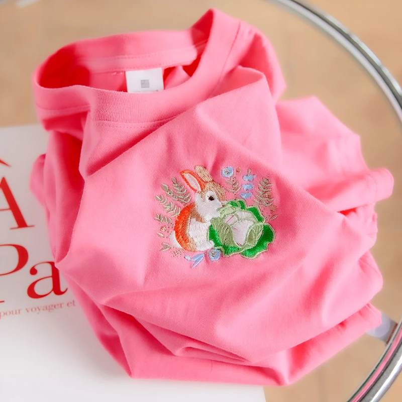 Свободная женская футболка с милой вышивкой кролика новинка весны и лета 2025 года