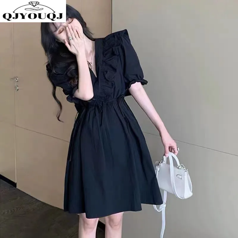 Маленькое черное приталенное платье с пузырьковым рукавом французская