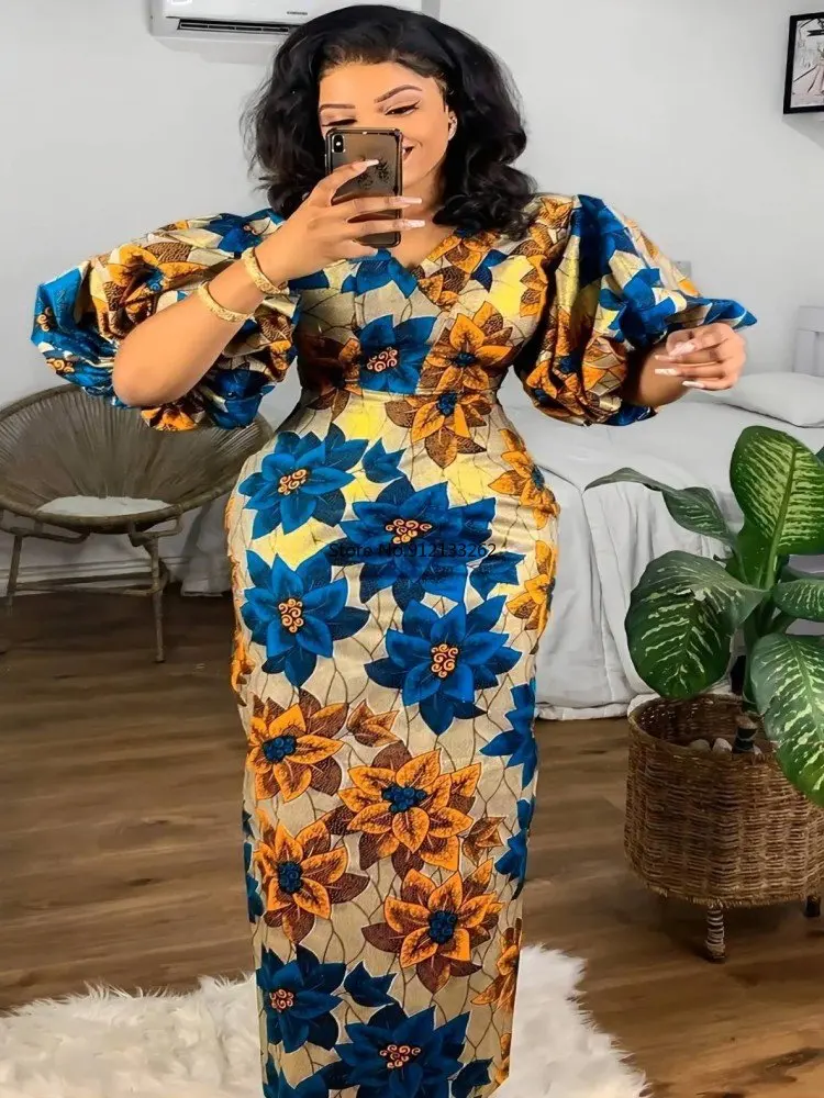 

Женское облегающее платье с цветочным принтом, оборками и V-образным вырезом