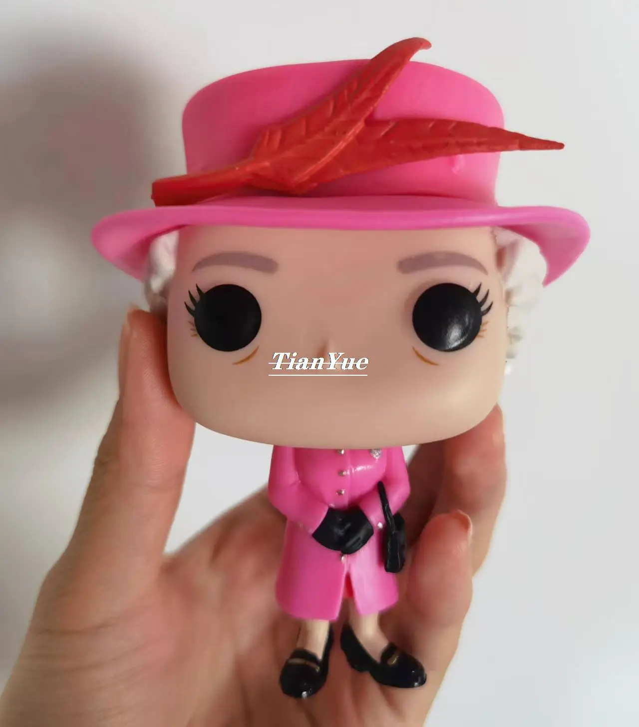 Дешево Виниловая модель аниме «Елизавета II», фигурка королевы, 10 см