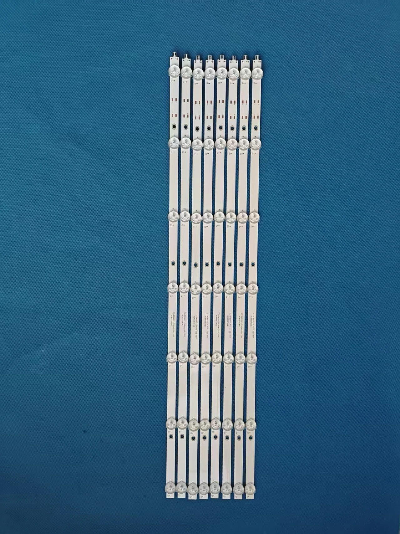 

Светодиодная лента Kivi 65 65U740NB 8 шт.