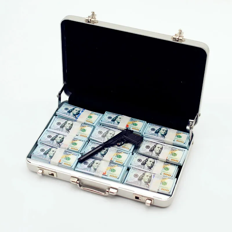 

Миниатюрный металлический чемодан с оружием 1:12