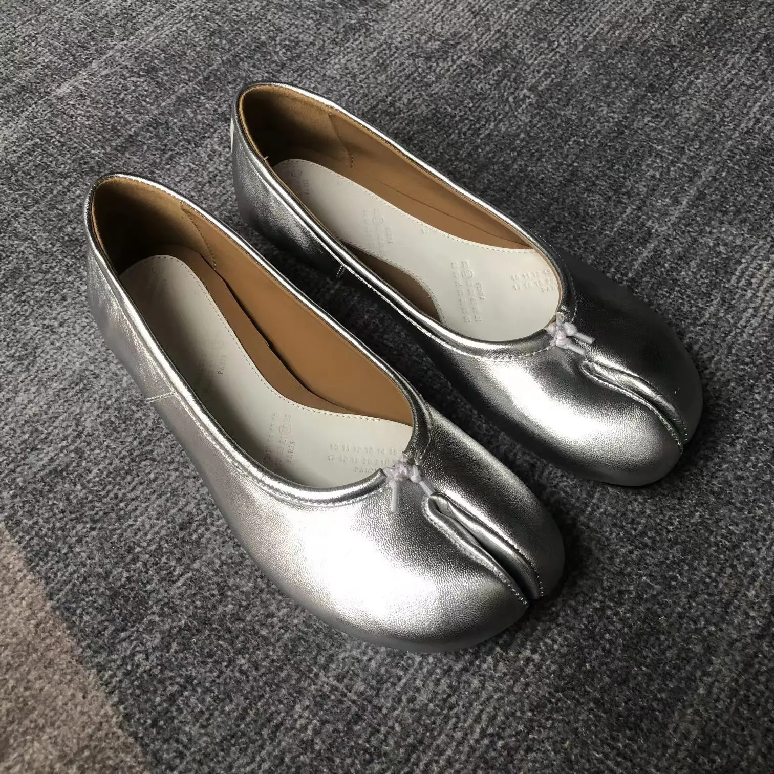 Spring new flat heel M6 same non trademark split toe shoes sheepskin upper sheepskin lining multicolor classic women's shoes