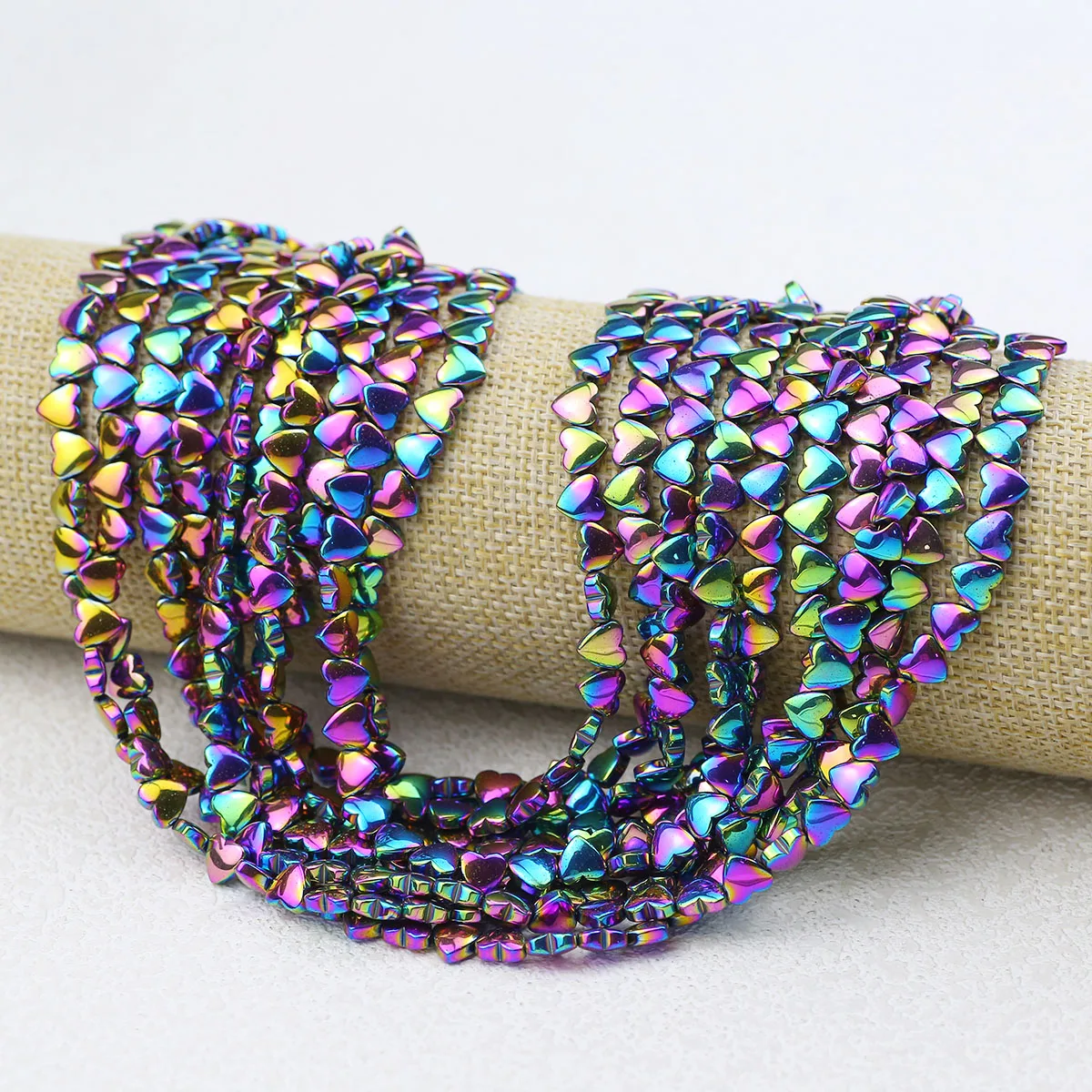 Красочные изогнутые персиковые сердечки с горизонтальным отверстием